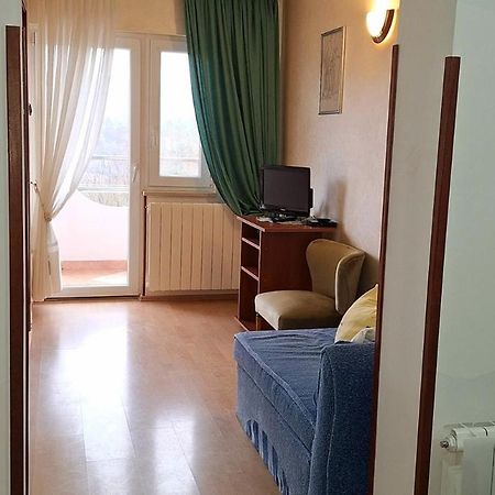 Apartments And Rooms Laura Pazin Exterior foto