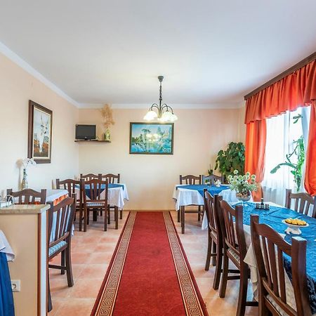 Apartments And Rooms Laura Pazin Exterior foto