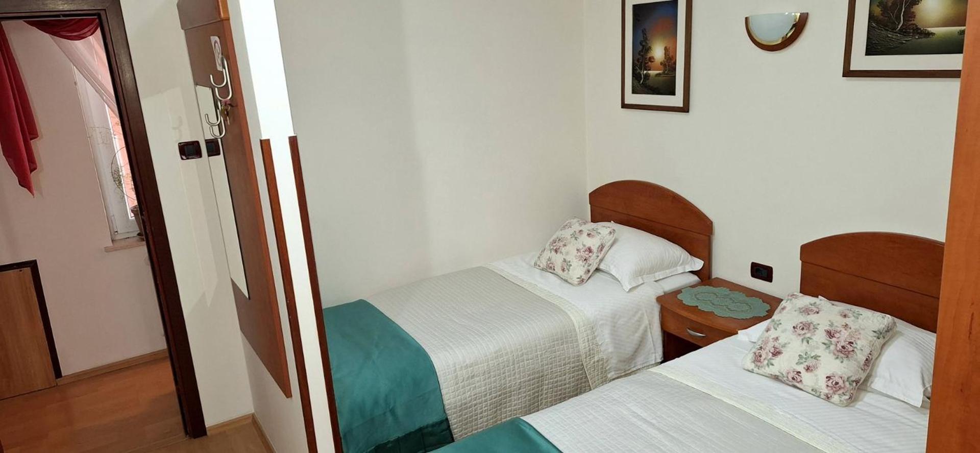 Apartments And Rooms Laura Pazin Exterior foto
