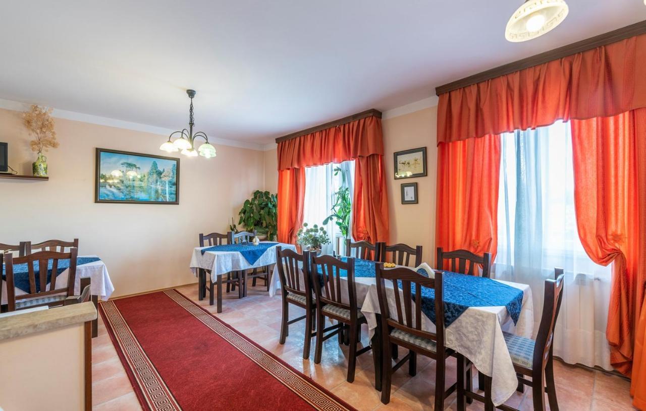 Apartments And Rooms Laura Pazin Exterior foto