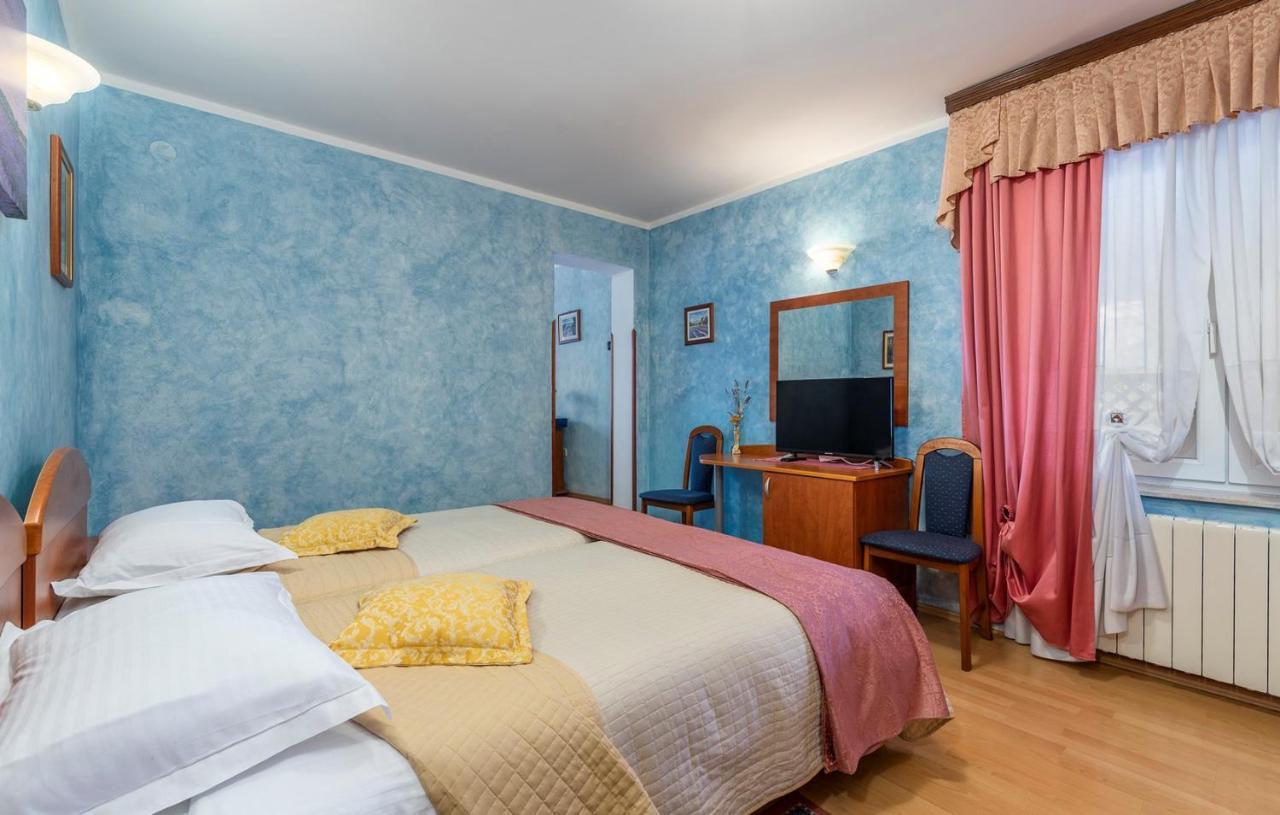 Apartments And Rooms Laura Pazin Exterior foto