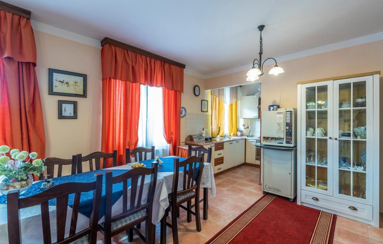Apartments And Rooms Laura Pazin Exterior foto