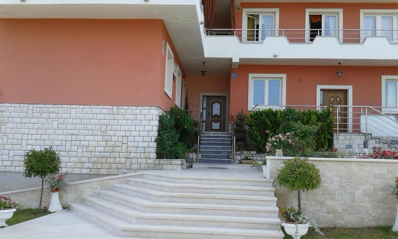 Apartments And Rooms Laura Pazin Exterior foto