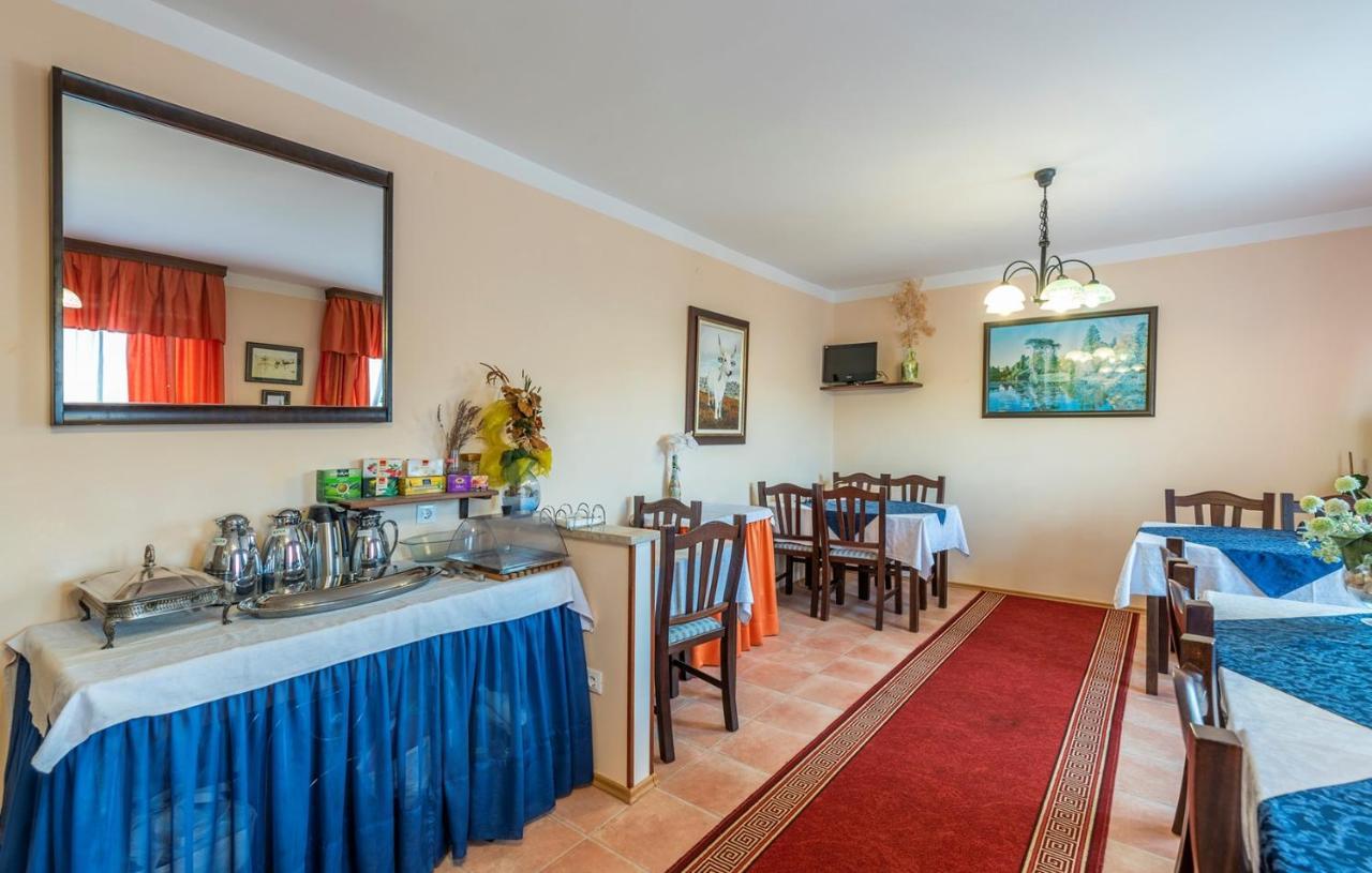 Apartments And Rooms Laura Pazin Exterior foto