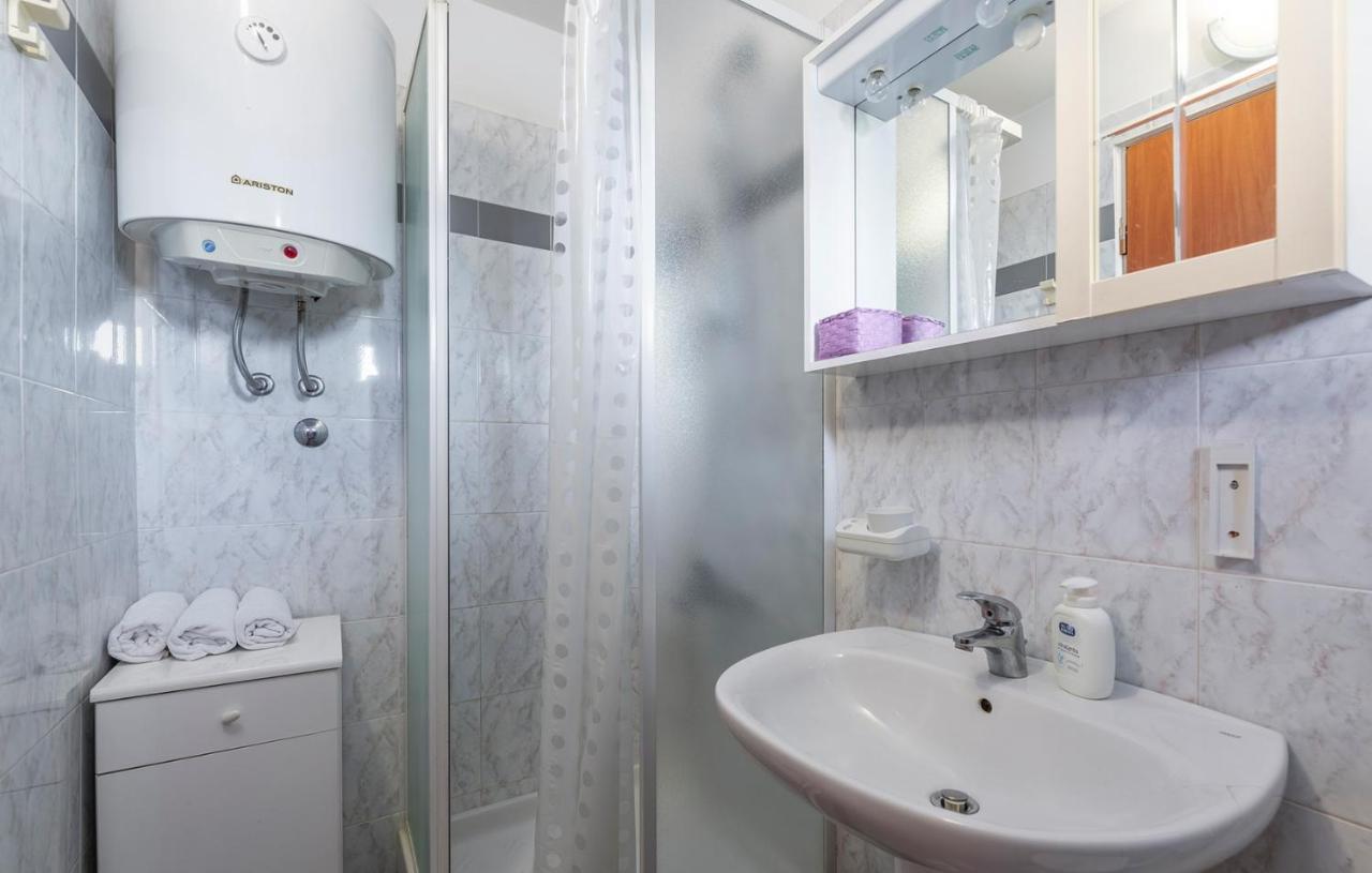 Apartments And Rooms Laura Pazin Exterior foto