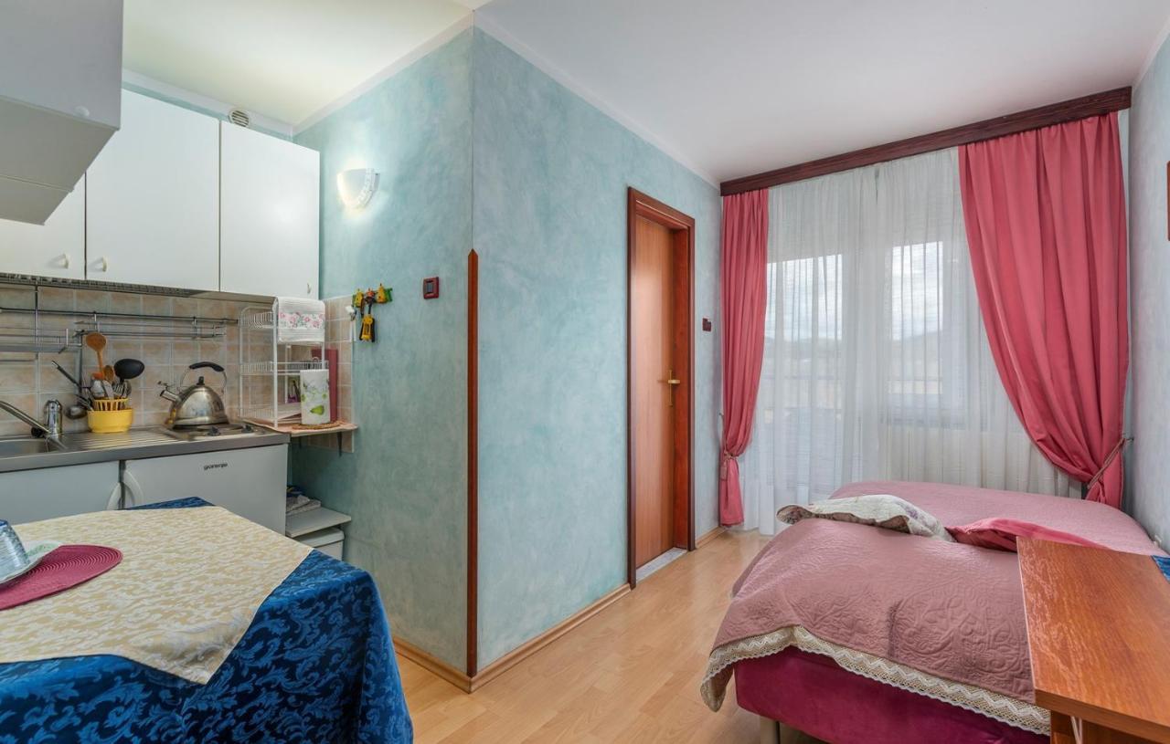 Apartments And Rooms Laura Pazin Exterior foto