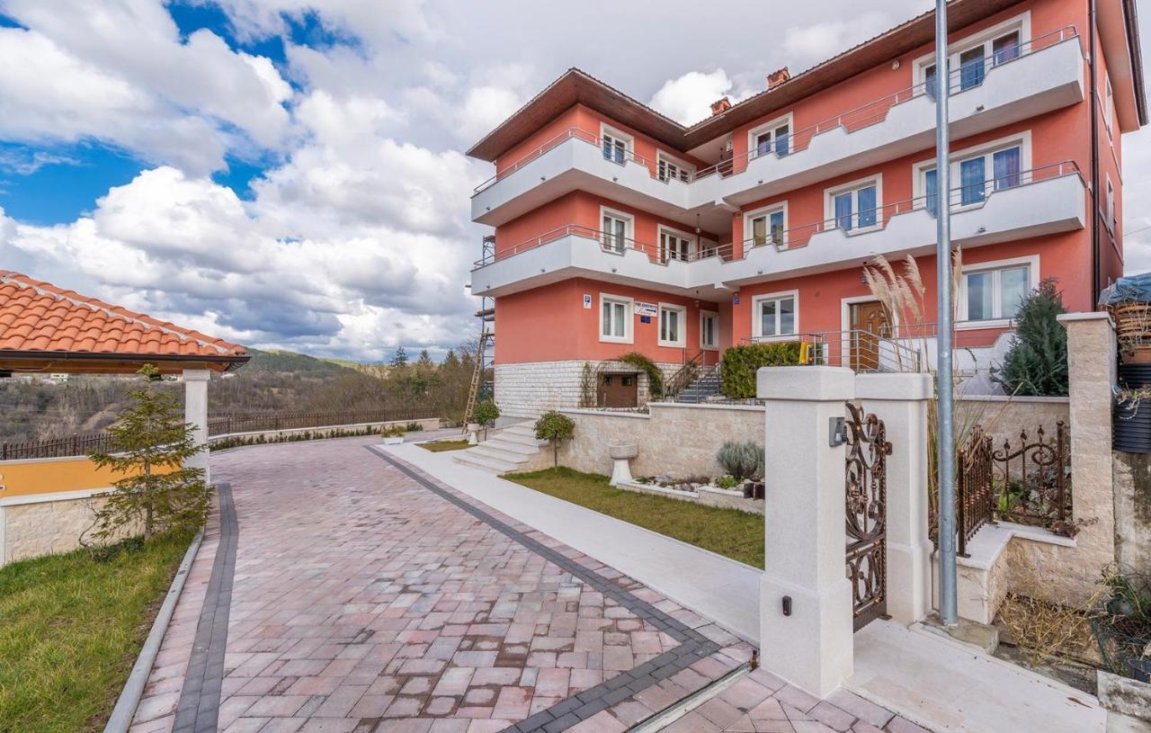 Apartments And Rooms Laura Pazin Exterior foto