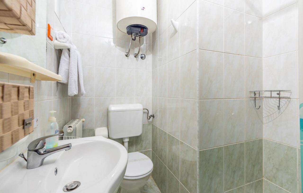 Apartments And Rooms Laura Pazin Exterior foto
