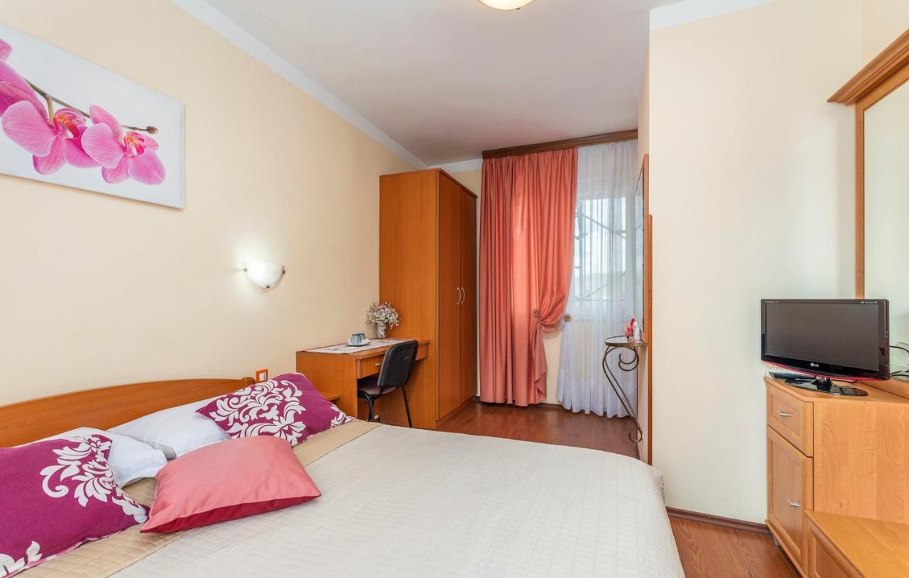 Apartments And Rooms Laura Pazin Exterior foto