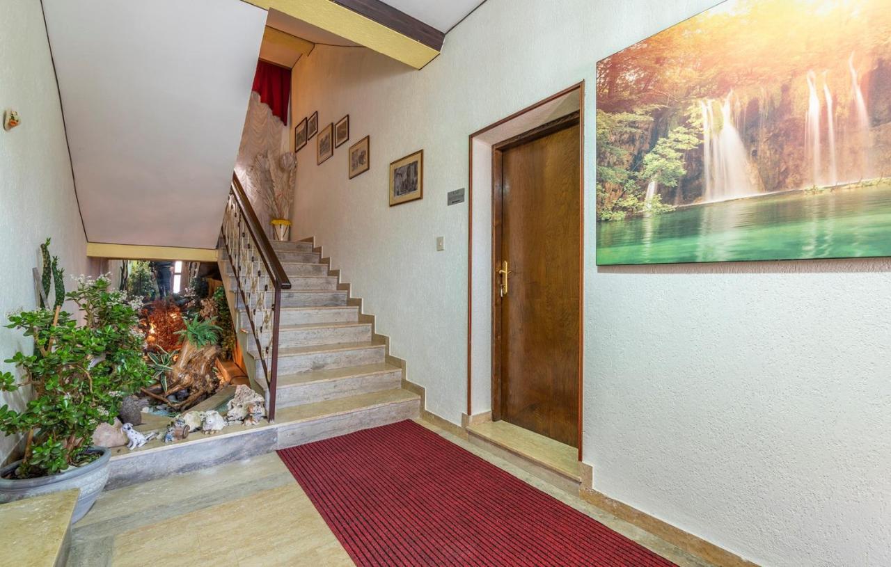 Apartments And Rooms Laura Pazin Exterior foto