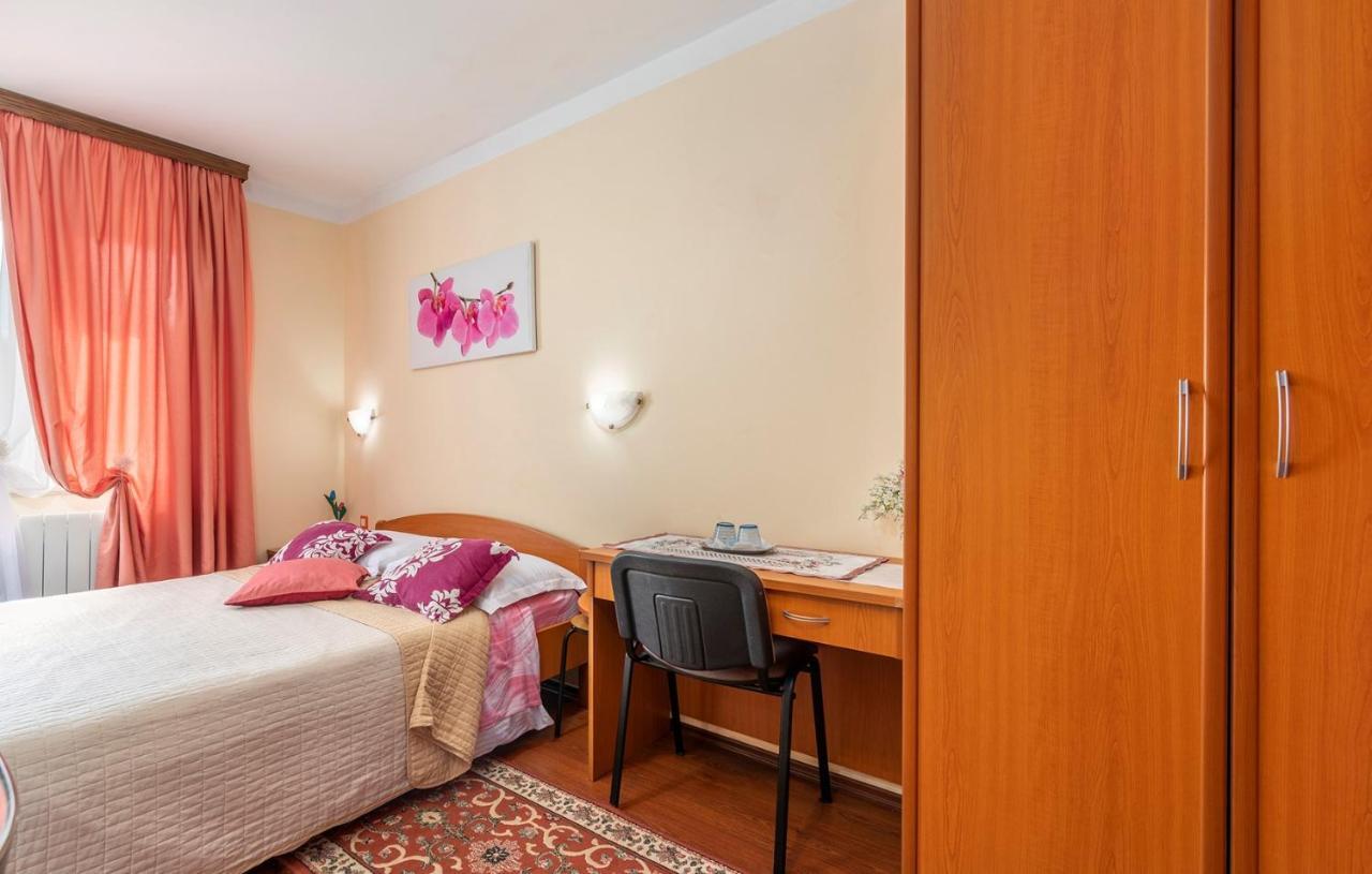 Apartments And Rooms Laura Pazin Exterior foto