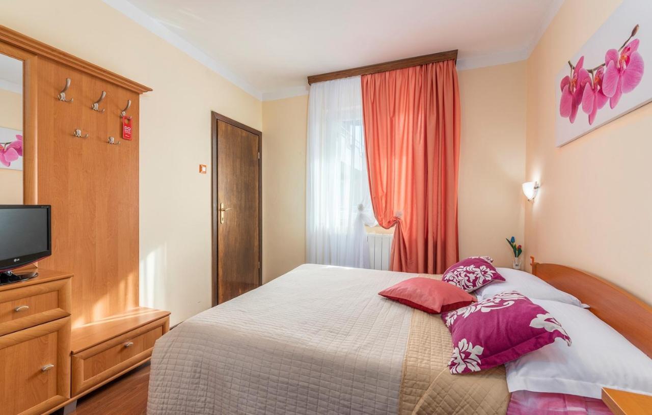 Apartments And Rooms Laura Pazin Exterior foto