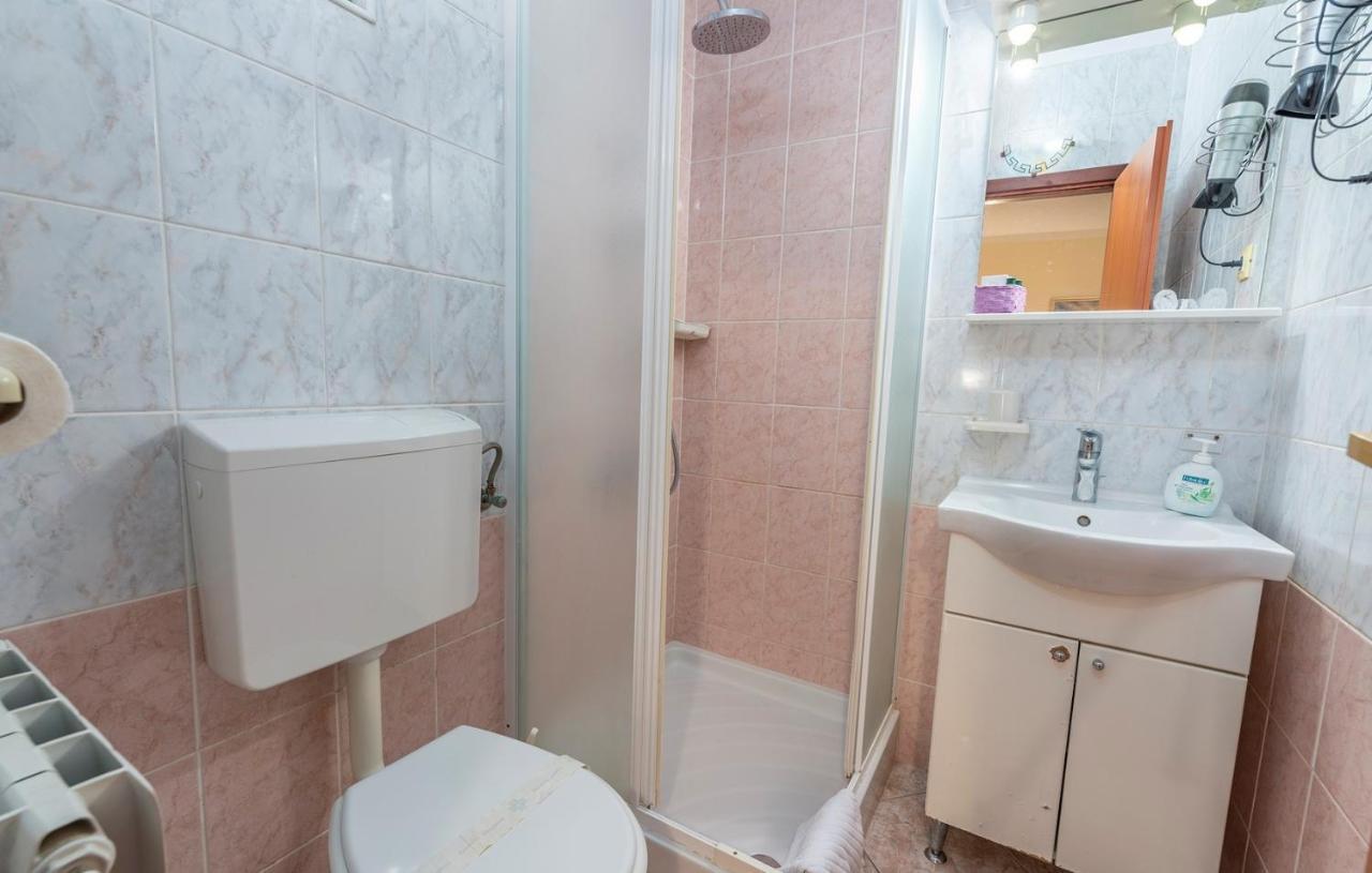 Apartments And Rooms Laura Pazin Exterior foto